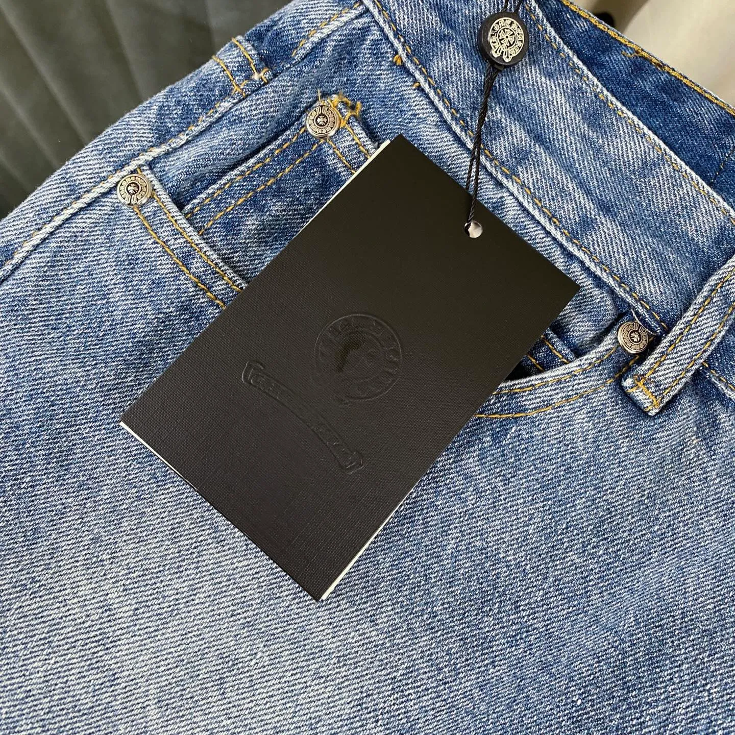🅿️280 chrome hearts 2025 new city limited classic leather label jeans vi Top heavy industry fashionable design] Consistent high street luxury style creation. Speaking of this style, the Zangyin family and GU family are definitely among the leading representative brands. Especially the Zangyin family has really achieved a state-of-the-art effect in creating high street style. It is made of unique washed materials. The color system of this model is already quite eye-catching. After it is decorated with patchwork cross flowers, it cleverly highlights the charm of the brand. Secondly, this model uses classic The classic high-waist cutting design highlights the long legs and the fashionable temperament of the upper body. The brand is highly recognizable and the slim fit configuration is more suitable for daily wear. This product is a product that interprets personality, fashion, and specifications at a glance. This single product is enough to make any fan excited. It can be a white T-shirt for youthful preppy style, or a tight sling for royal lady style. It has strong matching ability and can be easily controlled by men.  [Material and craftsmanship] Needless to say, this point goes without saying. As an excellent craftsman brand, Zangyin has really perfect requirements for details and craftsmanship. The washed color of this model has gone through so many processes, not to mention the embellishment of the denim appliqués. It is also purely handmade and sewn. Just like what they believe in, only handmade things have soul and have the meaning of wear. A top-notch heavy-duty fashionable denim item, I look forward to your perfect interpretation! !  Size:28-34